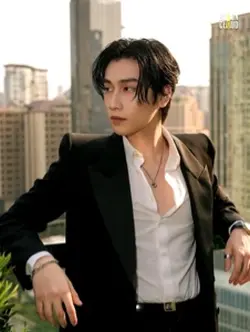 身着泰国传统华丽鎏金纹样棕红色古装的光头