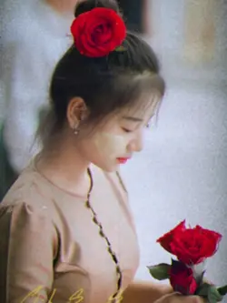 သူပန်ထားတဲ့ပန်းနီနီ