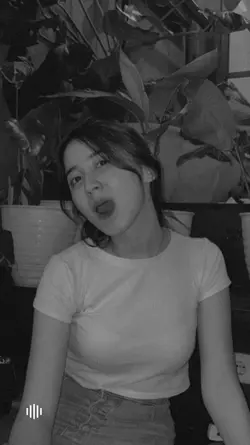 versi hitam putih