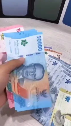 pegang uang baru