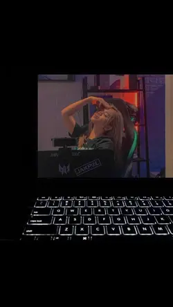 LAPTOP ESTETIK