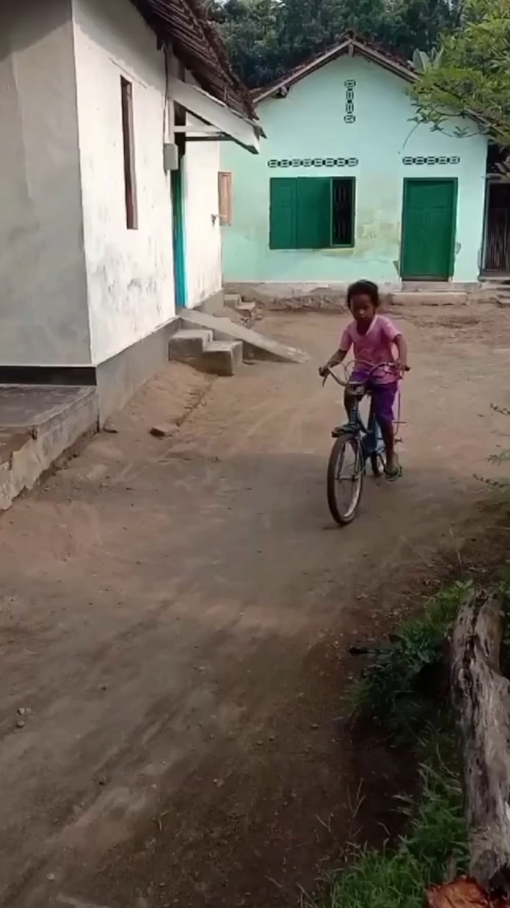 ດື້ເກີນແມ່ນລູກໃຜເດ