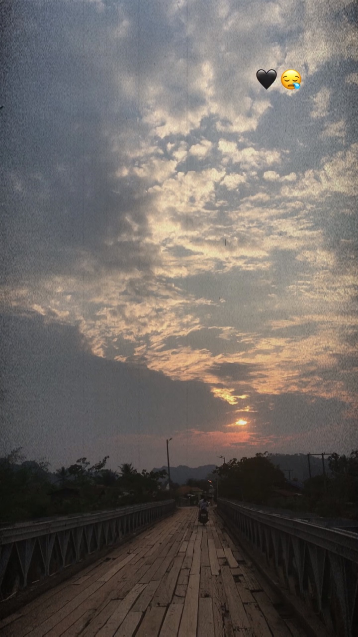 ເຮົາມັນຕ່າງກັນເກີນໃປ🖤🥀