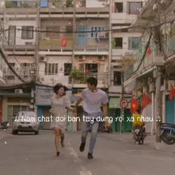 nắm chặt tay nhau...