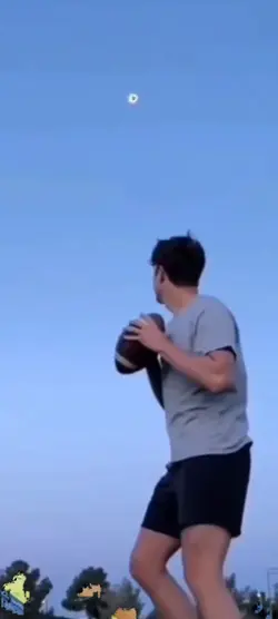 月にアメフトボール