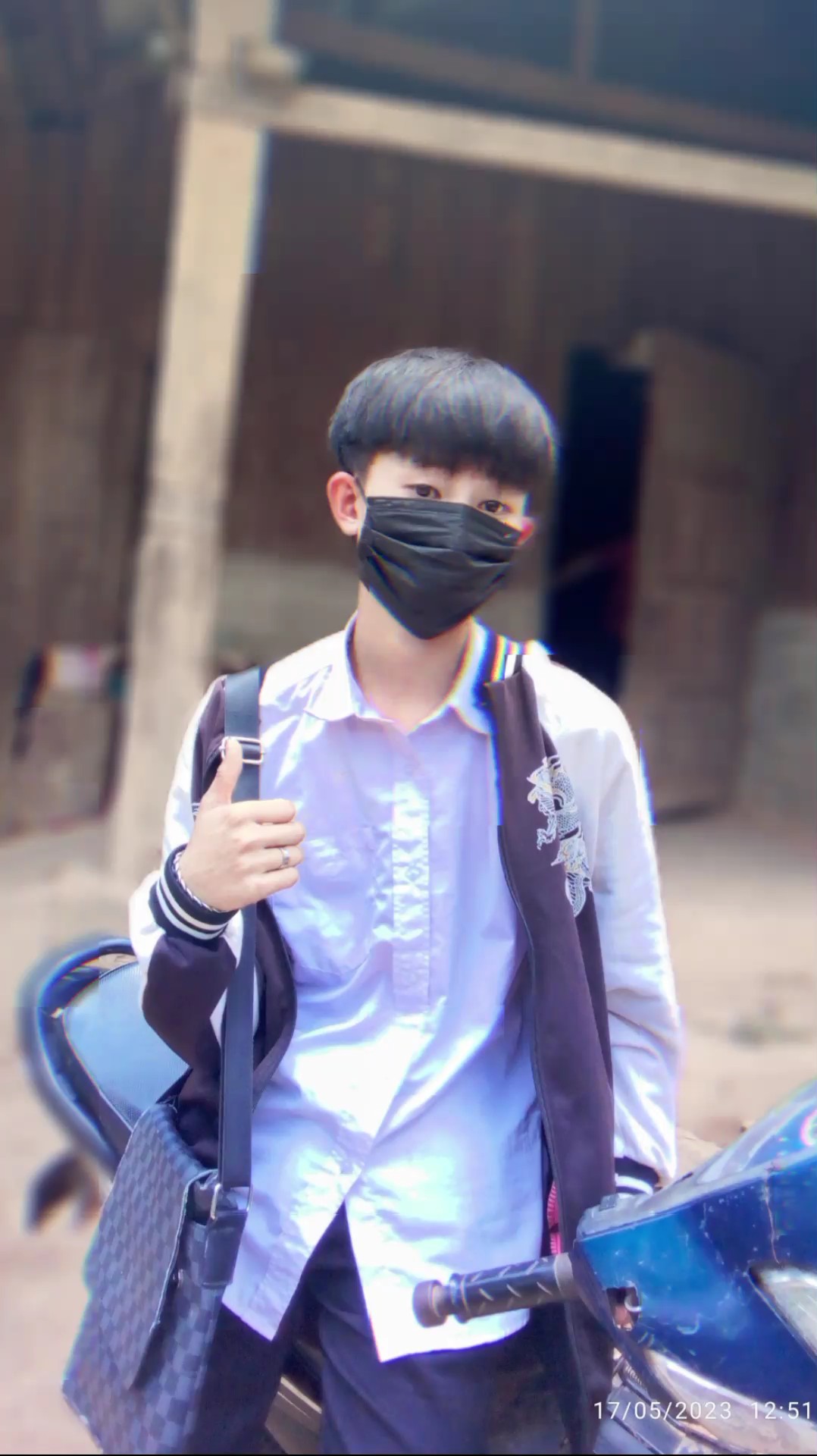 ຖ້າໄມ້ລັກຢ່າບອກ