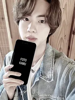 versi seokjin pegang