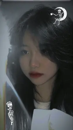 Tay trái anh cầm lai