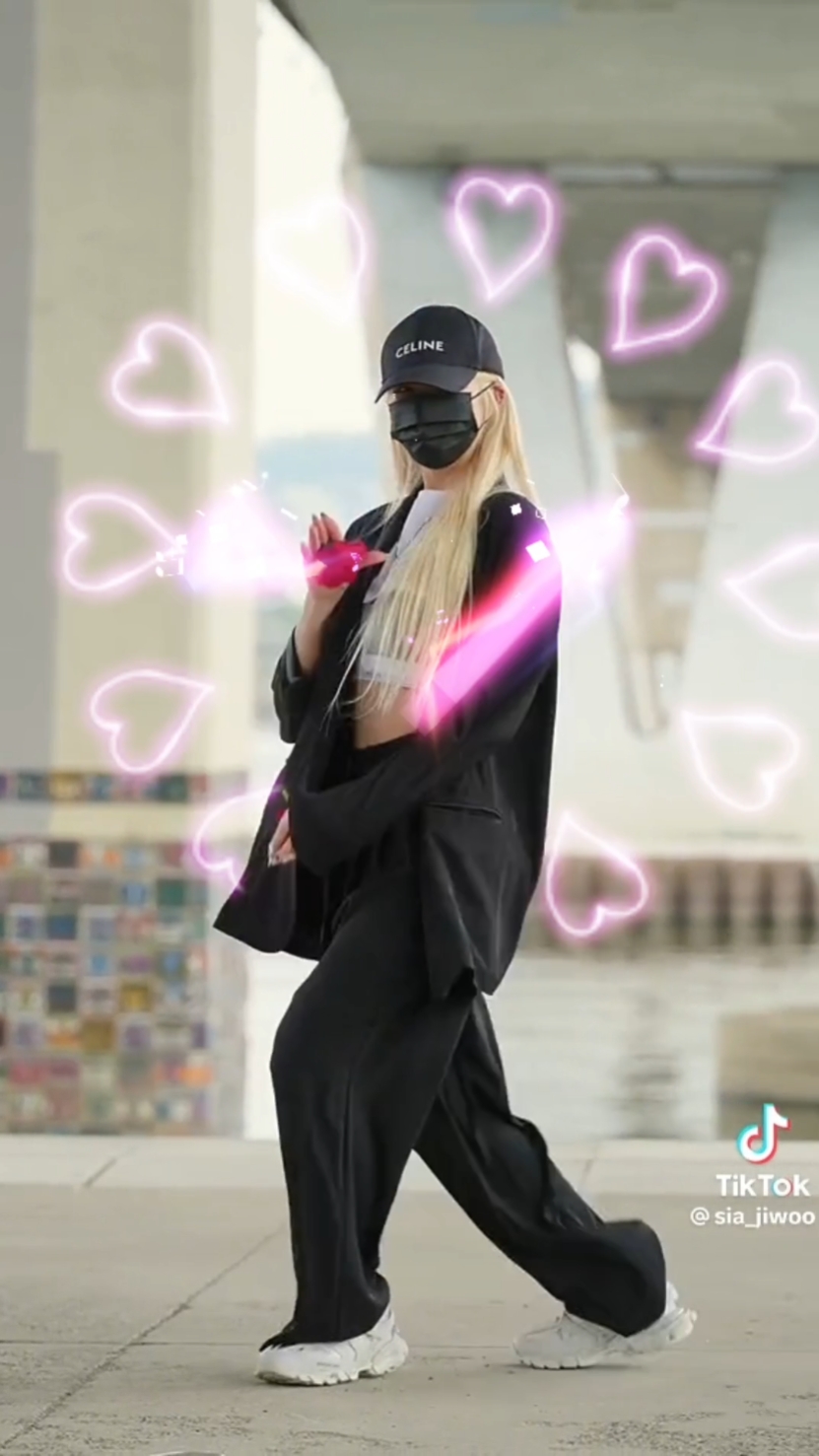 JISOO FLOWER TREND