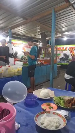 prank lagi makan