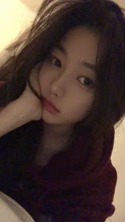 야자수 나무 아래 누워