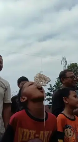 makan krupuk