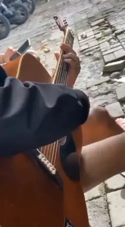 lagi main gitar 