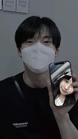 doyoung pegang hp