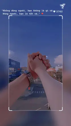 Cầm chặt bàn tay anh