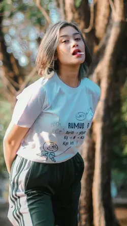 adell emang berdemeg