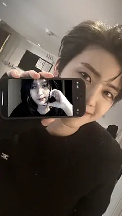 jaemin pegang hp