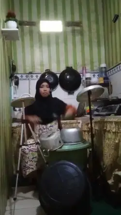 HIBURAN PARA EMA