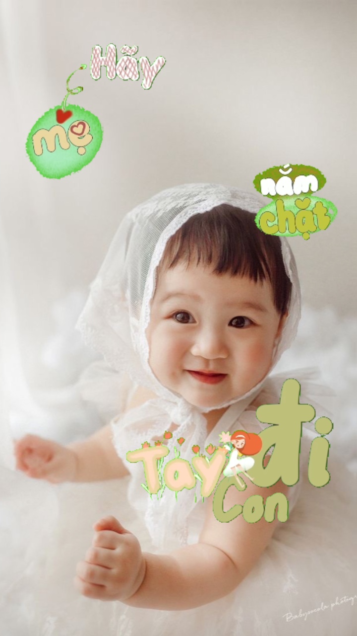 Nắm chặt tay con