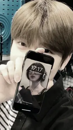 Jaehyun Pegang Hp