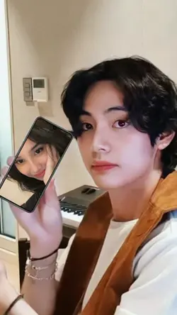 Taehyung pegang hp