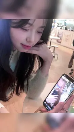 Beige coat | 다른 버전