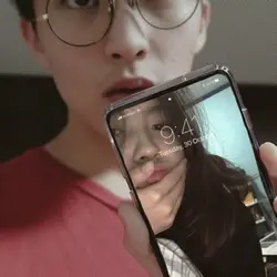 mark pegang hp