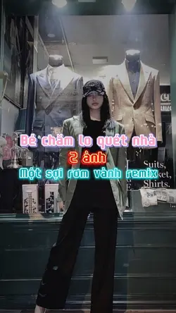 Bé chăm lo quét nhà
