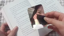 책 사이에 껴있는 사진