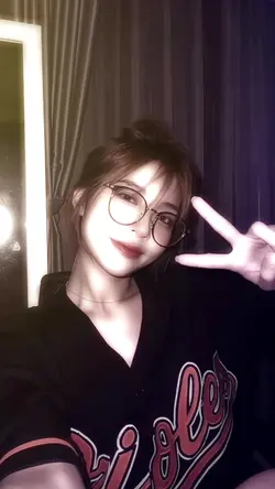 Lo‑fi selfie i svagt ljus