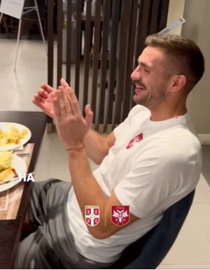 Habire gülüp duruyo