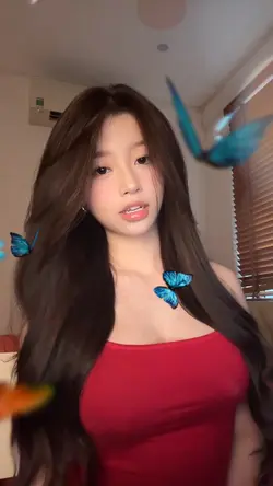 ผีเสื้อบินวนรอบตัว🦋