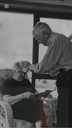 Saçlarını tarar gibi