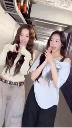 핸드폰 보고 있는 너!!