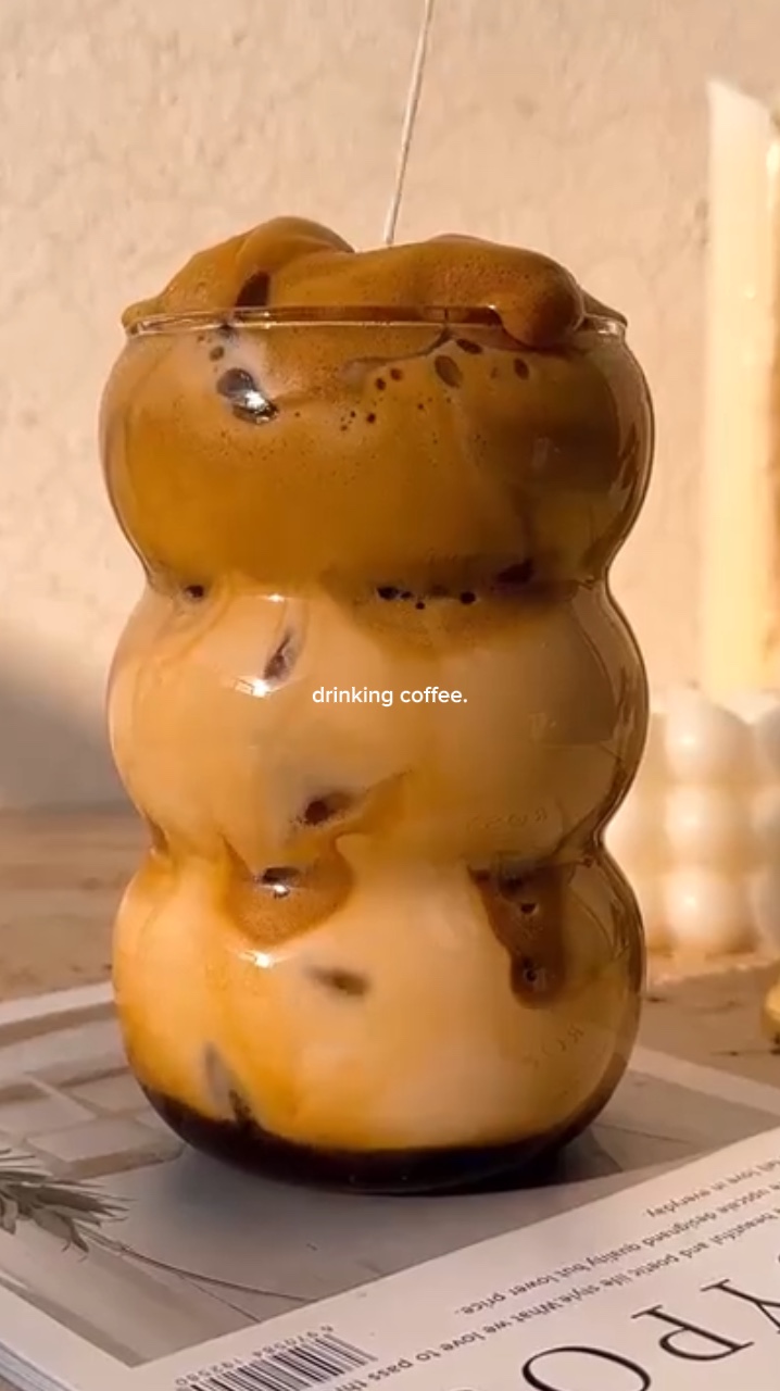 Bebiendo café