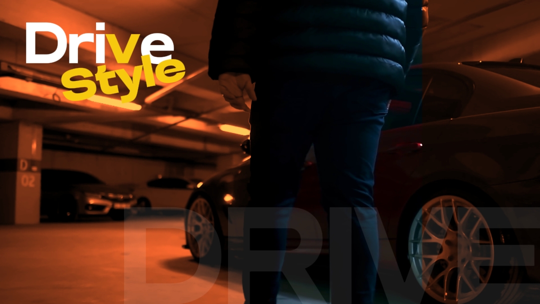 Automóvil de exhibición de productos creativos amarillos