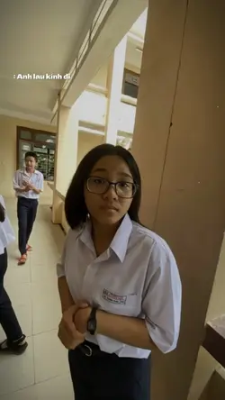 Anh lau kính đi