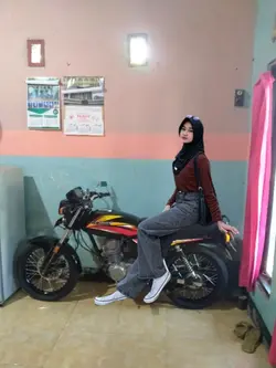 Cewek Duduk Dimotor