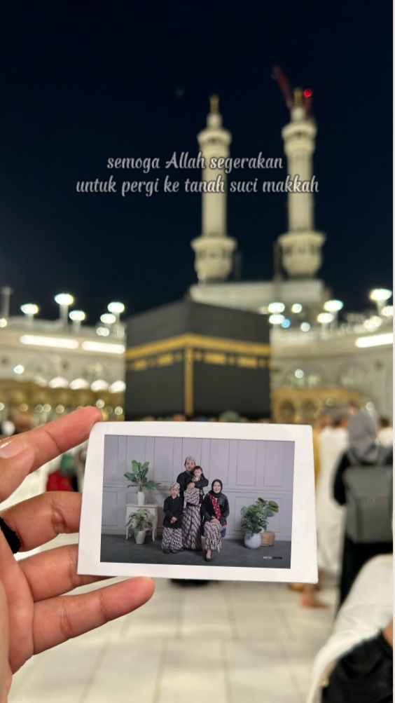 berfoto depan ka'bah