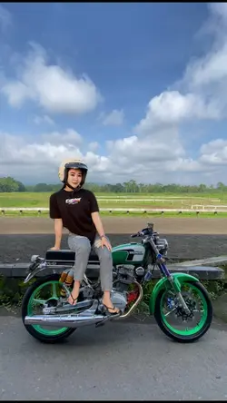 CEWEK di atas motor
