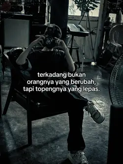 topengnya yg lepas 