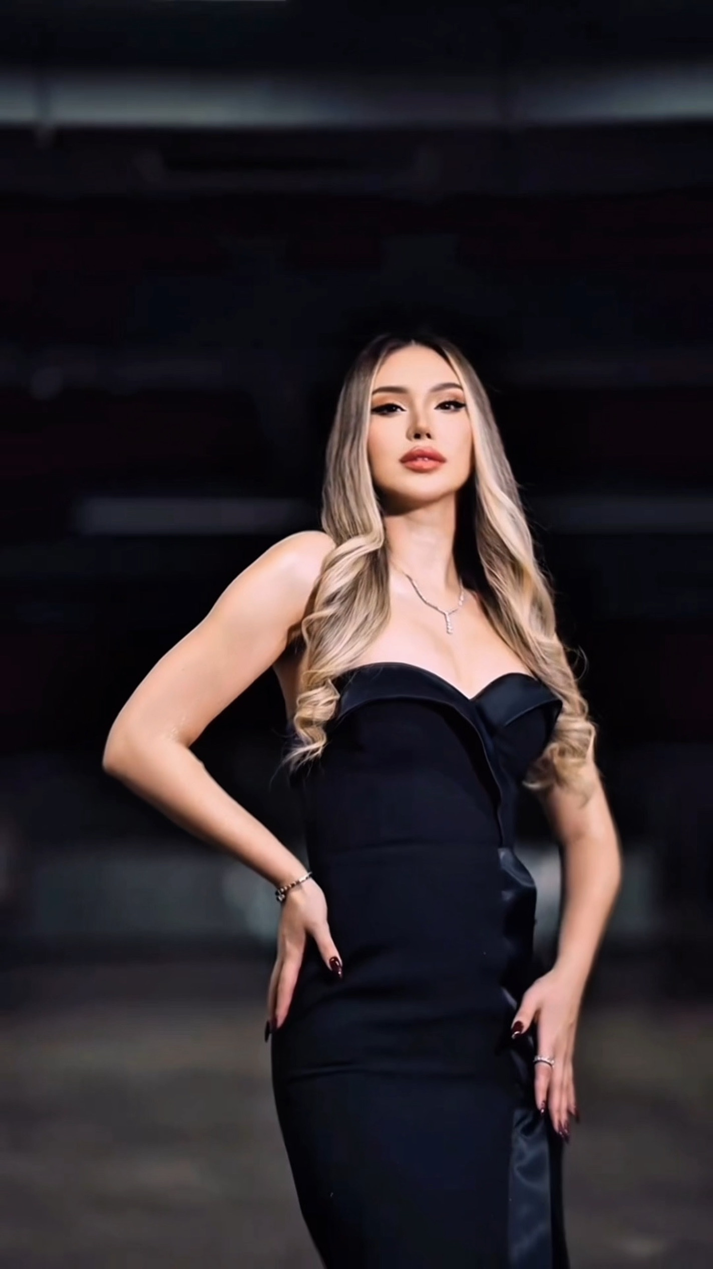 MODEL — FASHION 