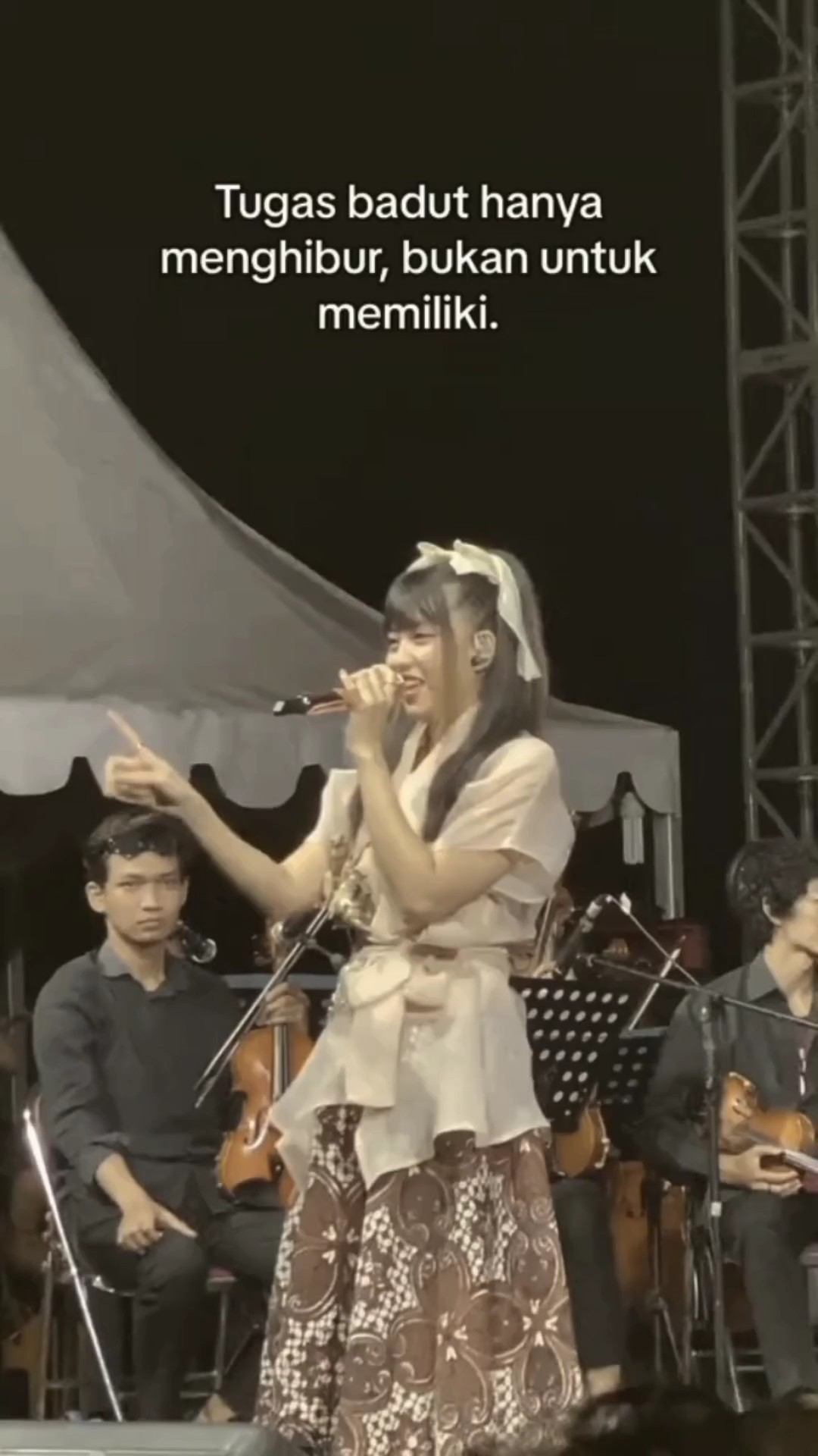Tugas badut hanya