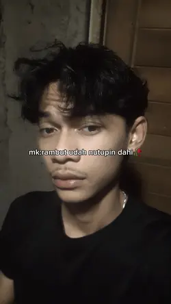 rambut nutupin dahi