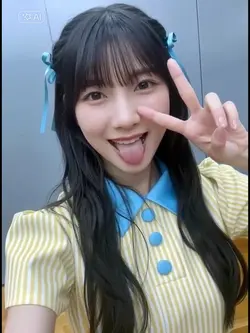 舌を出しウインク!!