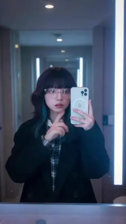 Shh! Selfie în glitch și ritm