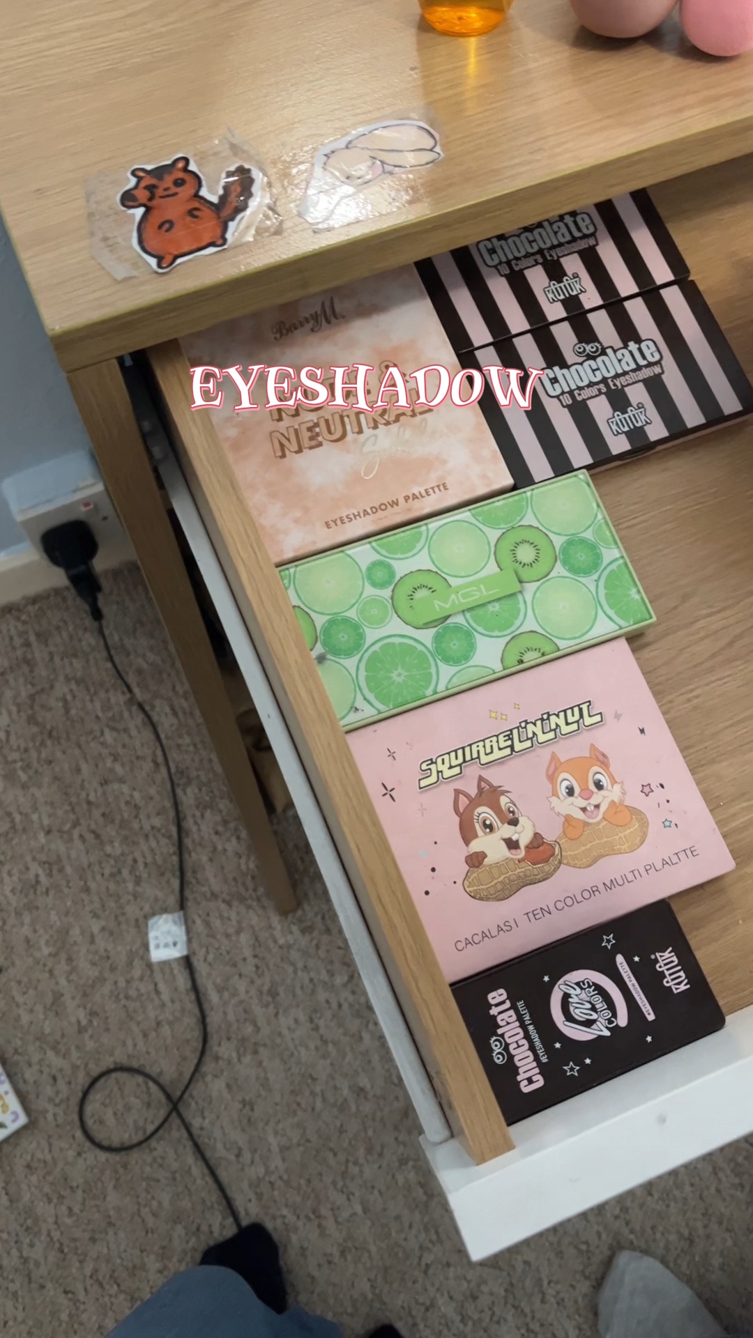 Sort my makeup w me 