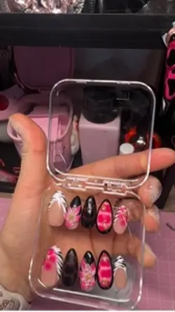 Apply press on nails