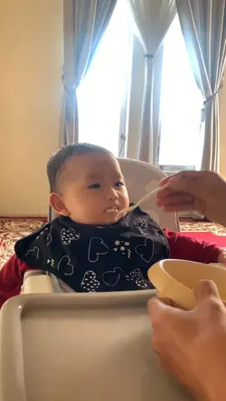 video bayi makan