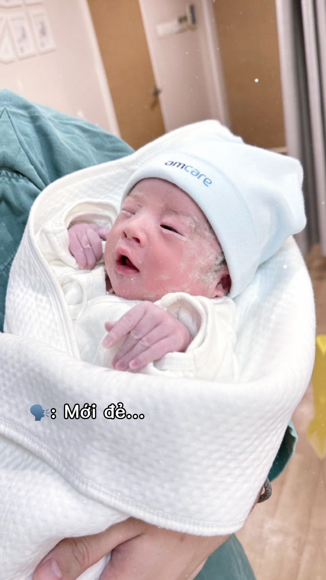Em bé mới sinh 
